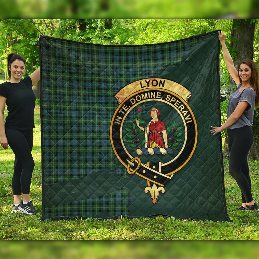 Lyon Clan Tartan Crest Premium Quilt Oldest Style